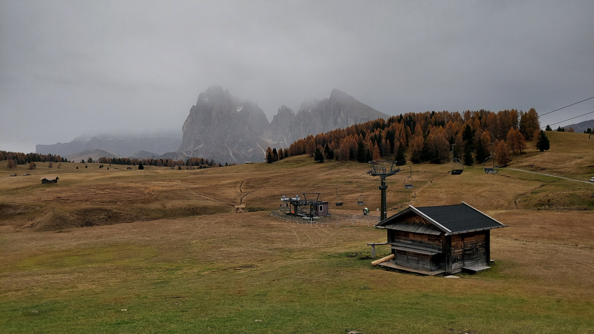 seiseralm_alpe_siusi_berg_montagna_huetten_capenne_andy_odierno2022_11_01_seiseralm_alpe_siusi_berg_montagna_huetten_capenne_andy_odierno20221101_150255.jpg