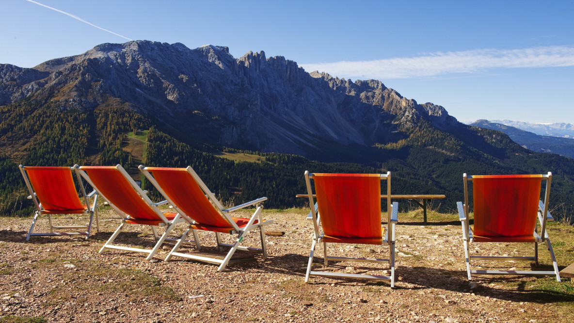 Liegestühle in den Dolomiten