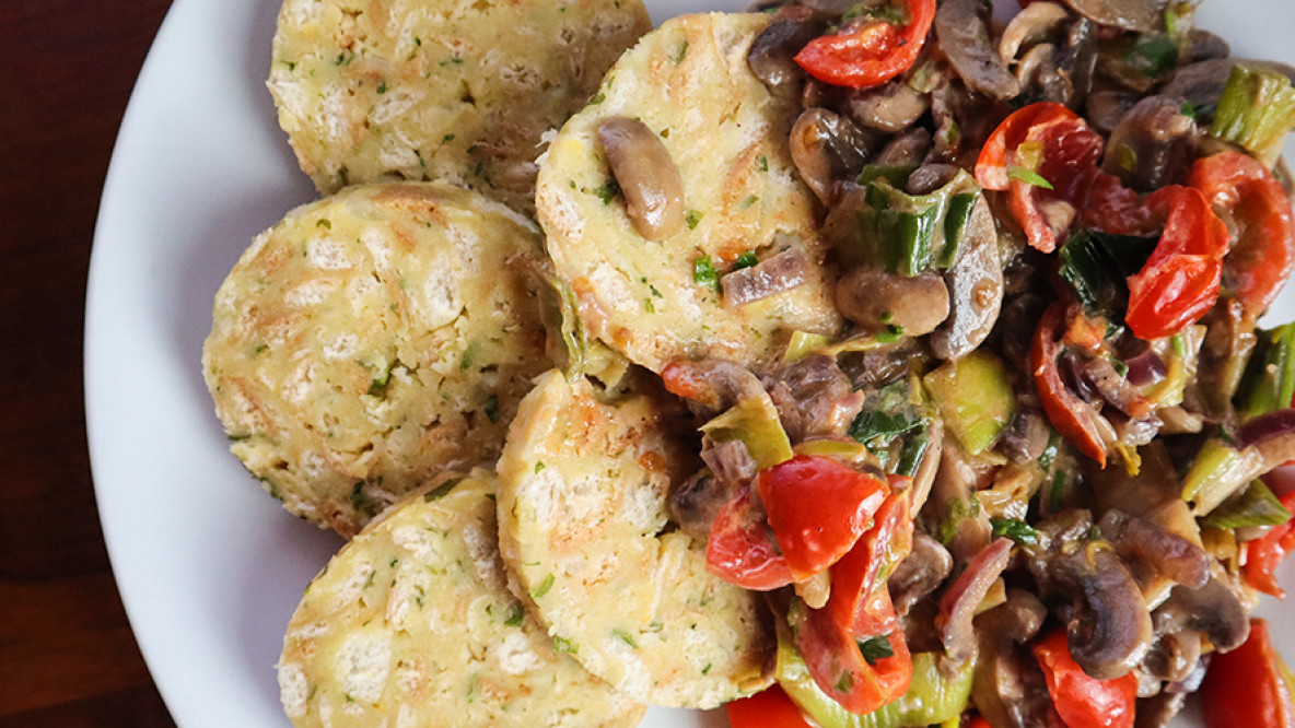 serviettenknoedel-rezept-hauptspeise-suedtirol-schmeckt-header-1140x500-1.jpg