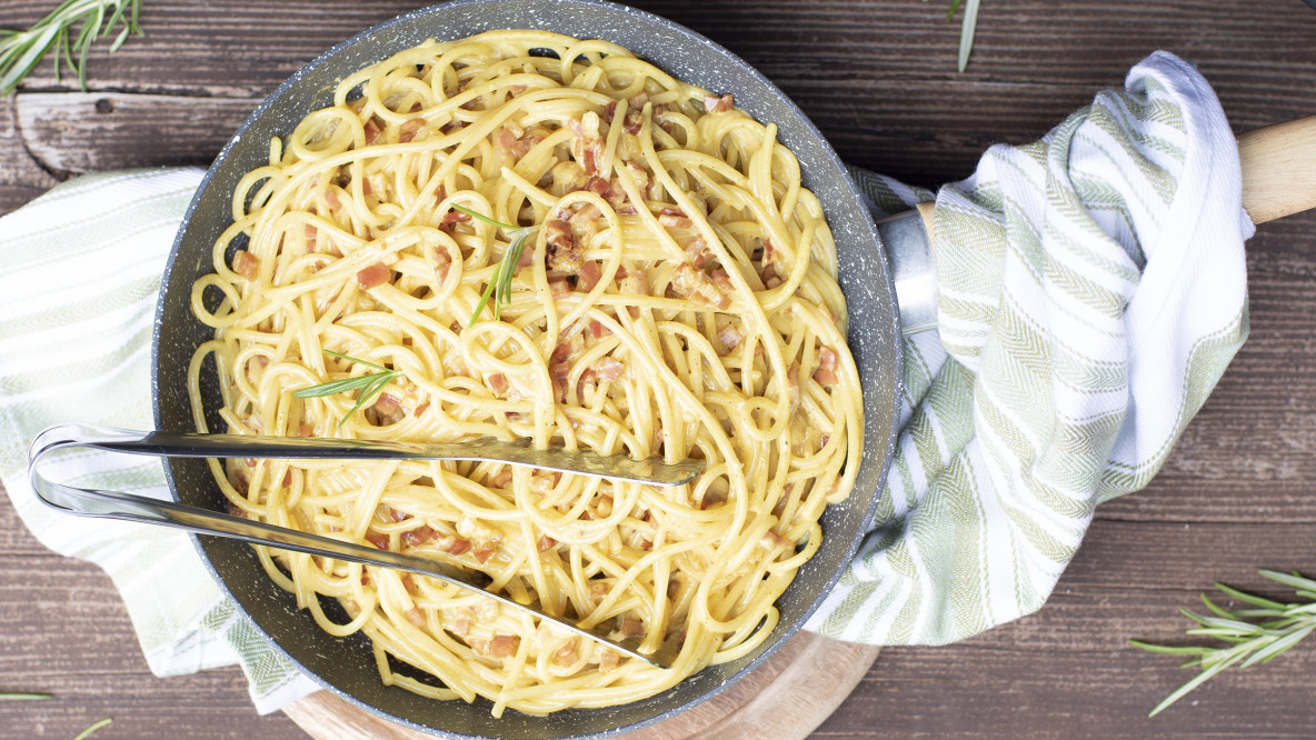Spaghetti mit Curry und Speck