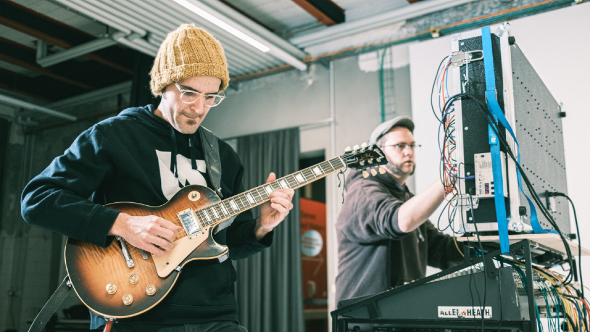 Analoge elektronische Musik mit Jam-Charakter: Lukas Mariacher (hier an der Gitarre) und Philip Unterholzner (am modularen Synth).