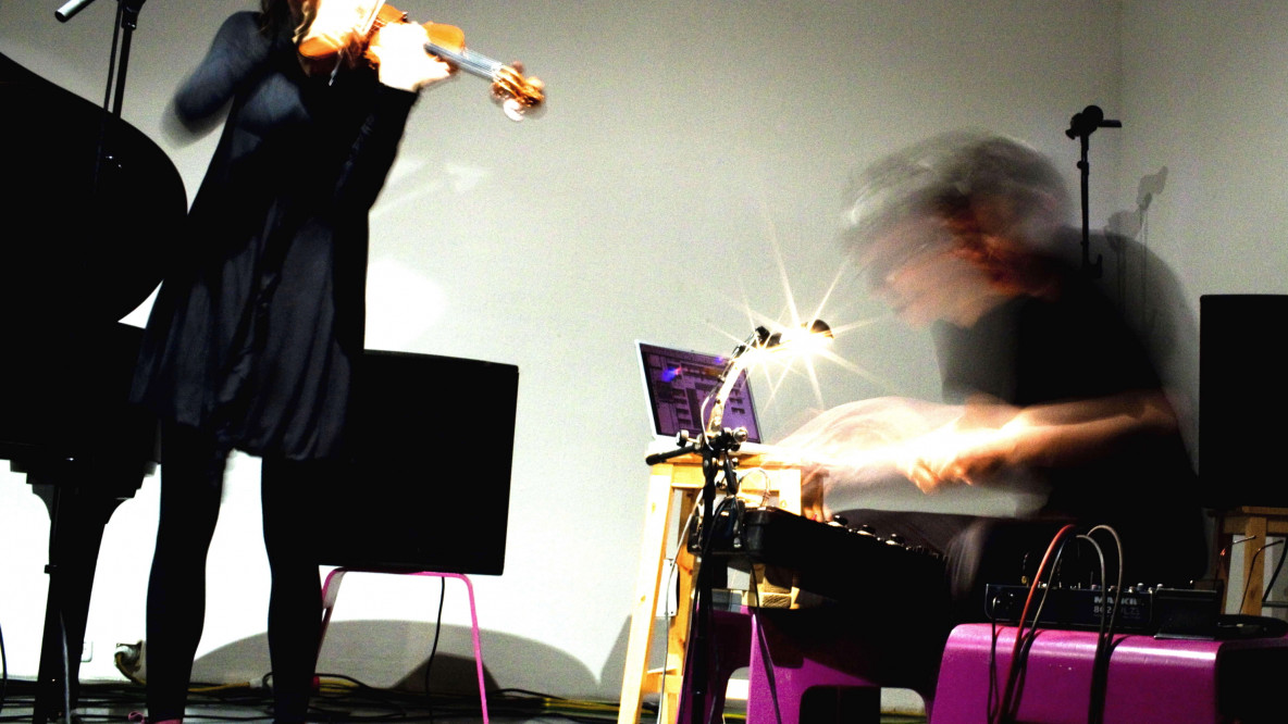 Sind Teil der ersten Auflage des „ImproVestiVal” im Astra in Brixen: Tiziana Bertoncini (Violine) und Thomas Lehn (Electronics).