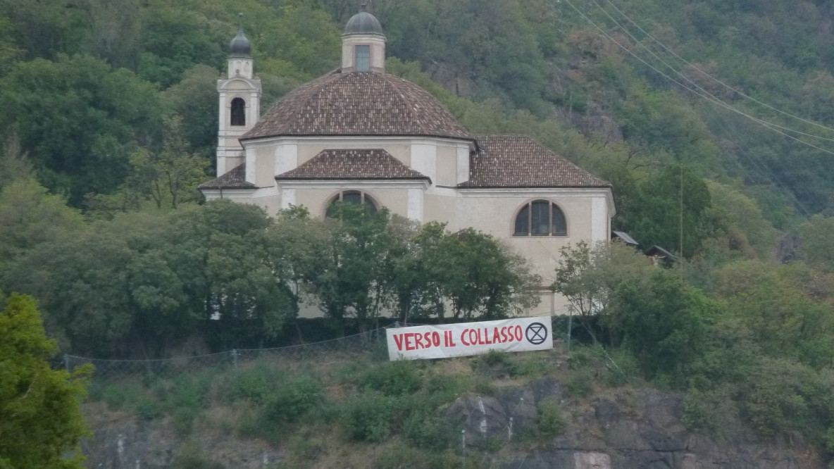 Verso il collasso striscione Extinction Rebellion