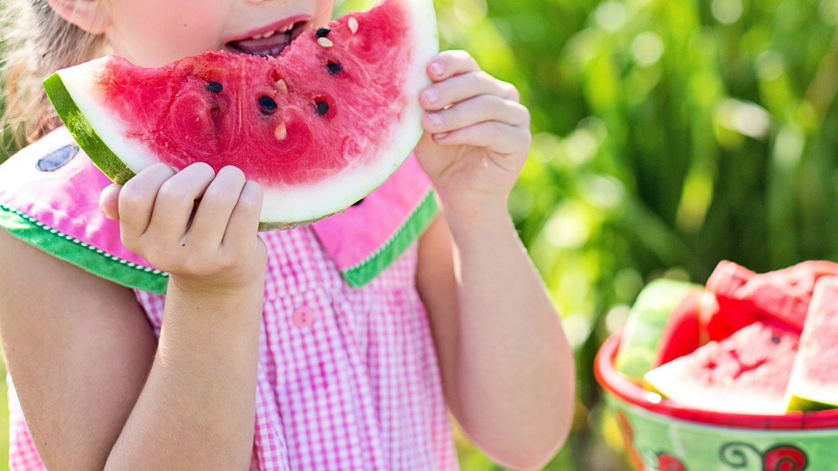 Kindern sollen viel Obst und Gemüse essen.