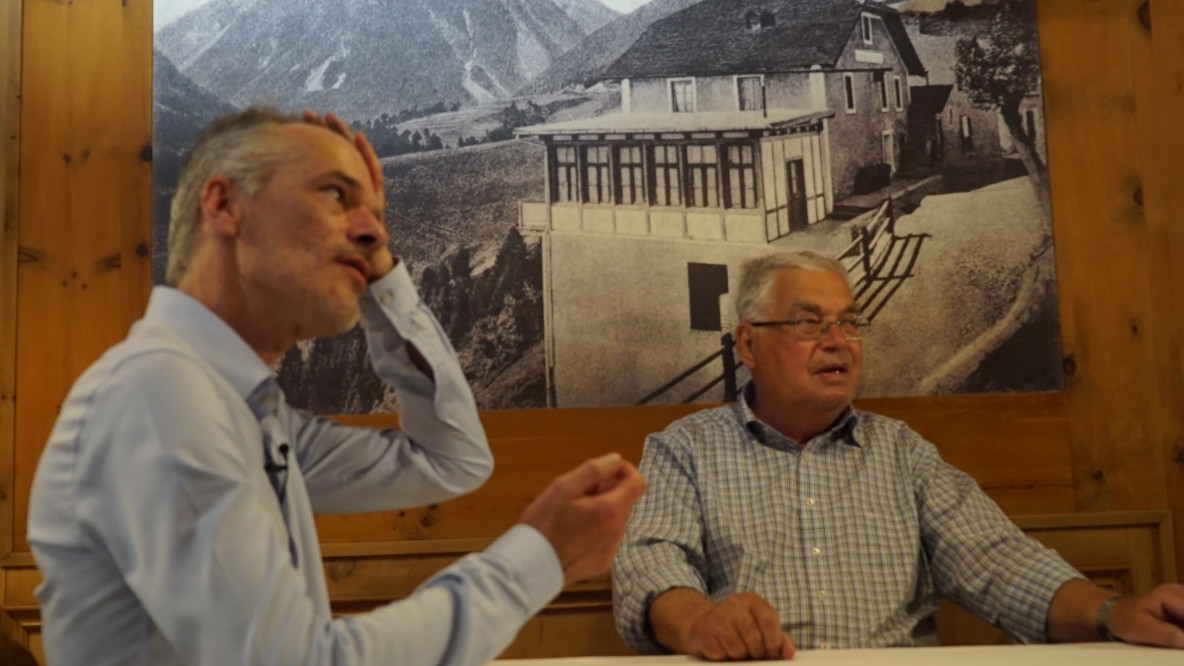 Wirt des Hotel Sonne im Gespräch mit Toni Bernhard