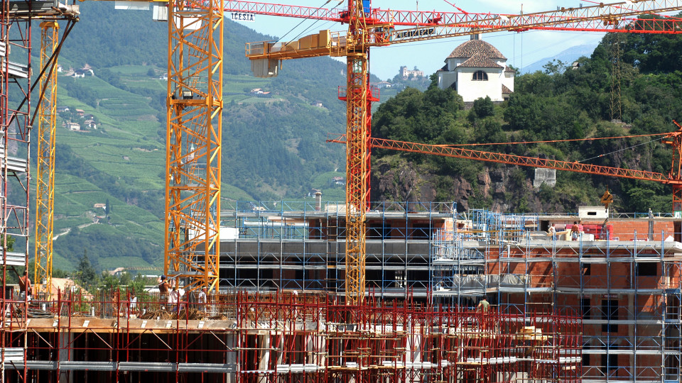 Wohnbau edilizia residenziale Bozen Bolzano Neubaugebiet Kräne