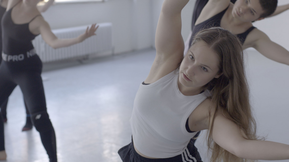 Thea Malfertheiner im Tanzstudio