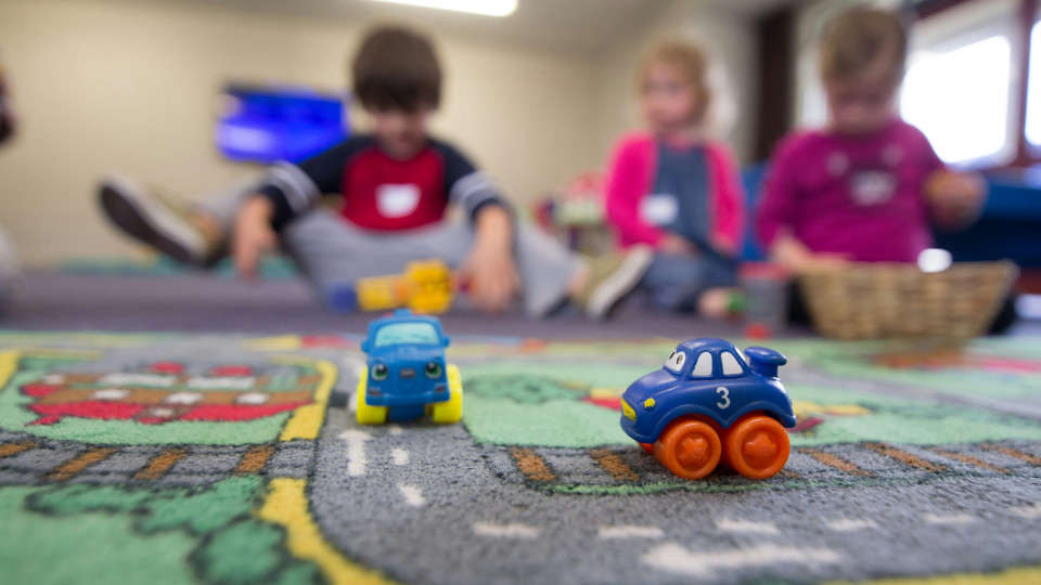 Kinder spielen im Kindergarten mit Spielzeugautos