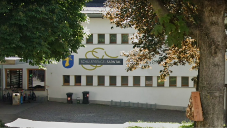 Das Gebäude der Mittelschule Sarntal von draußen