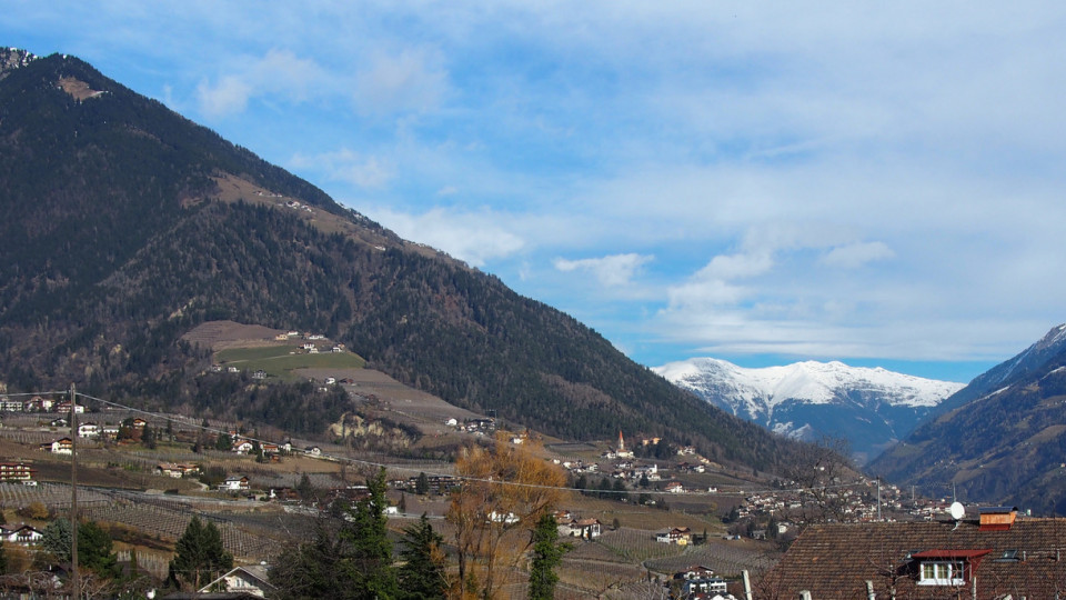 Auf der Höhe von Dorf Tirol angekommen geht der Blick nach Kuens und ins Passeiertal
