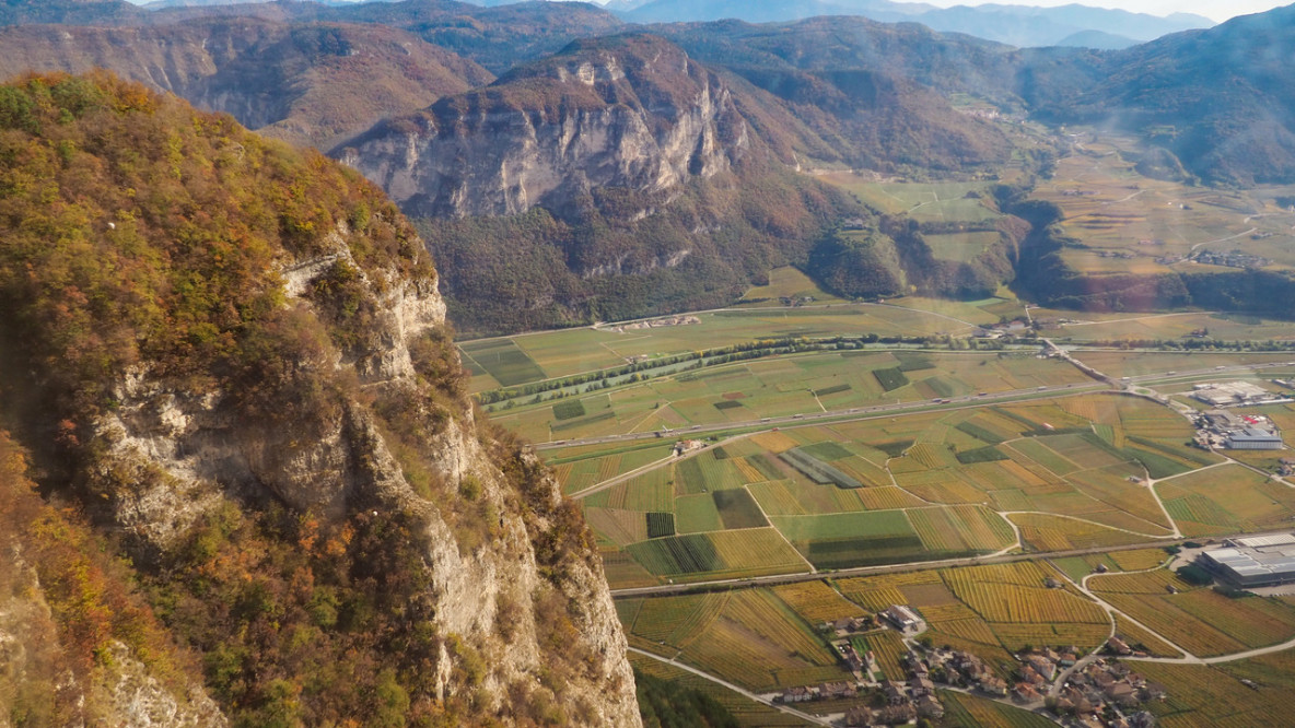 3-ausblick_ubers_etschtal_nach_norden_zur_salurner_klause.jpeg 3-ausblick_ubers_etschtal_nach_norden_zur_salurner_klause.jpeg