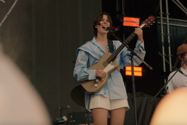 Anna Carol - Screenshot tratto da &quot;Tutto troppo (live @ Mi Ami 2025)&quot;