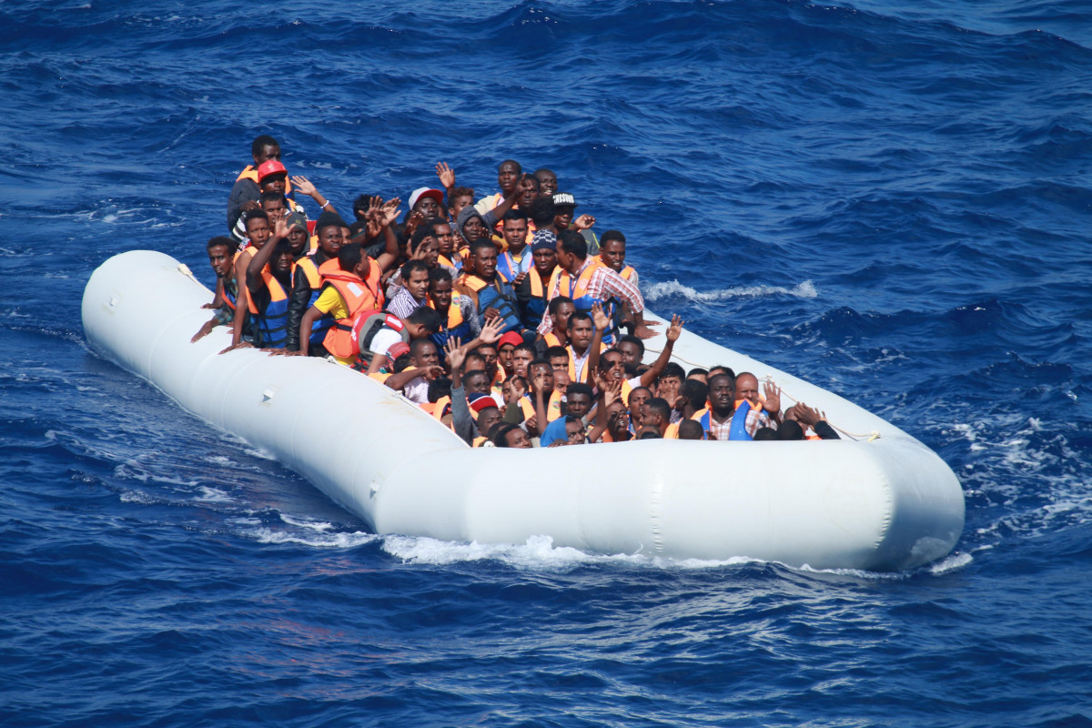 migranten_migranti_inflatable_boat_carrying_migrants_approaching_uss_carney_ddg-64_in_the_mediterranean_160729-n-eu999-004.jpg
