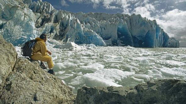 Walter Bonatti di fronte alla Laguna San Rafael, fiordi patagonici cileni, 1971