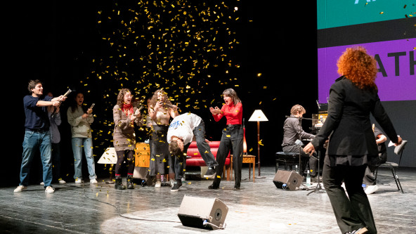 Landesmeister:innenschaft Poetry Slam 2024, Siegerfoto um Nathan der Nice