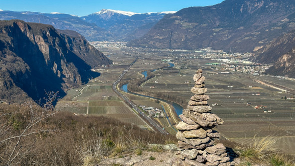 Blick von einem Rosszahn it Steinmandl auf Bozen