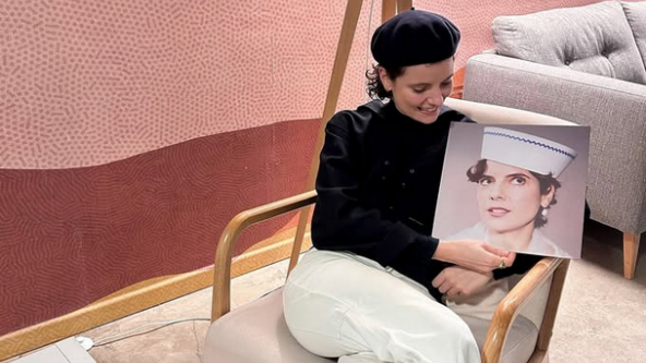 Anna Carol mit LP, 2025.