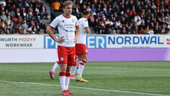 Mateusz Praszelik muss nach der zweiten Gelben Karte vom Platz