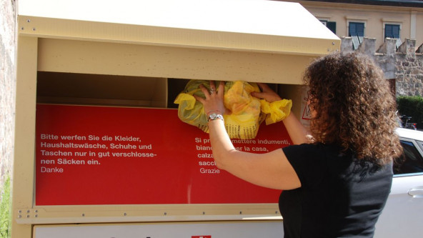 caritas conteiner bidone vestiti usati