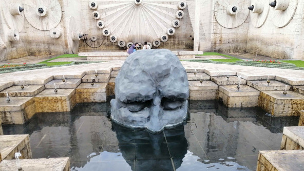 La crisi climatica riflettuta in una fontana a Yerevan, capitale dell'Armenia