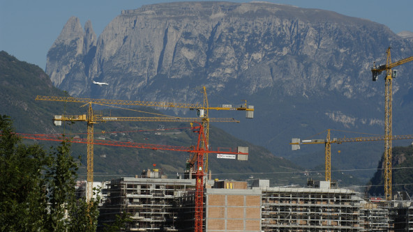 Wohnbau edilizia residenziale Bozen Bolzano Neubau Kräne