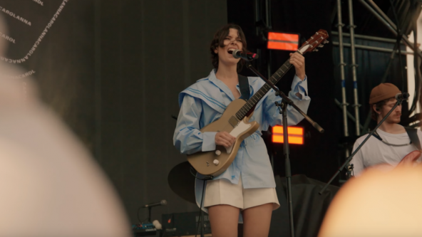 Anna Carol - Screenshot tratto da &quot;Tutto troppo (live @ Mi Ami 2025)&quot;