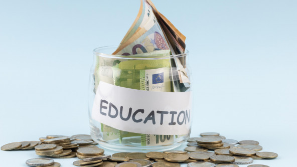 Gals mit Geld auf dem &quot;Education&quot; steht