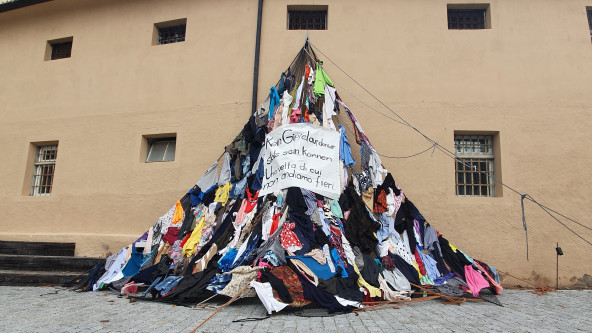 Montagna di vestiti_OEW