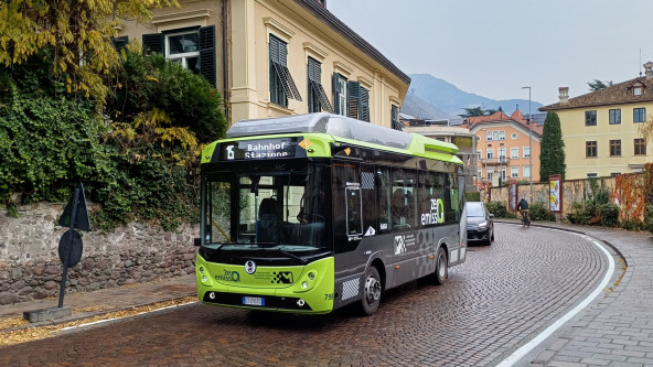 Il bus elettrico a batteria Rampini Eltron sulla linea 15 nel centro storico del capoluogo altoatesino.