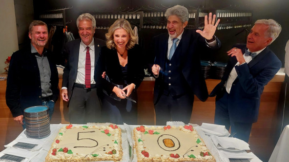 Einige Mitglieder vom Coopbund beim Anschneiden der Torte für das 50-Jahr-Jubiläum