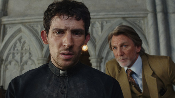 Ein Priester und ein Detektiv stehen in einer Kirche