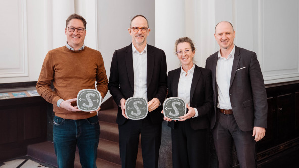 von links: Luca Complojer (Camping Al Plan Dolomites), Erwin Hinteregger (IDM), Mia Egger Sigbritsdotter und Klaus Egger (Camping Moosbauer)