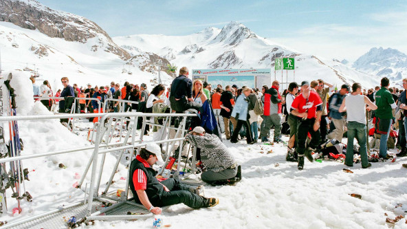 Bierselige Stimmung auf Pisten in den Tiroler Bergen