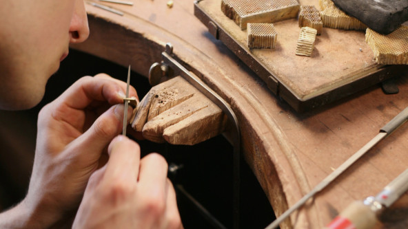 Ein Goldschmied bei der Arbeit