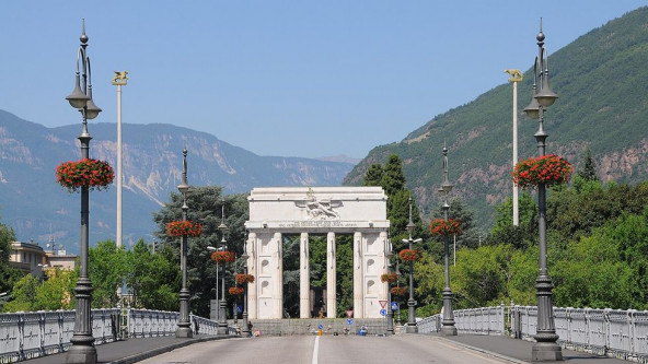 „Öffnet das Siegesdenkmal“