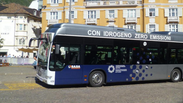 csm_wasserstoffbus_bozen_waltherplatz_01_cefdea1950.jpg
