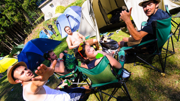 Musik ist wichtig, Smaltalk unter unter Freunden nicht minder: Der Zeltplatz ist für viele FestivalbesucherInnen fester Bestandteil eines Open Air-Wochenendes.