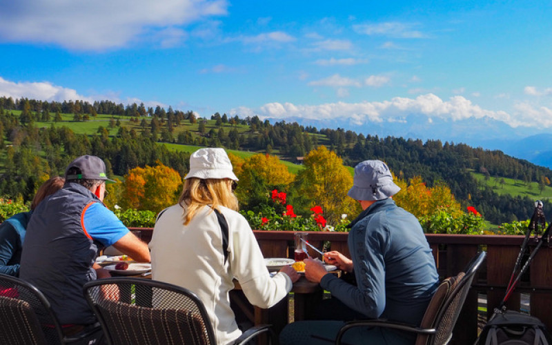 Letzte Herbstsonne auf dem Balkon mit Dolomitenblick