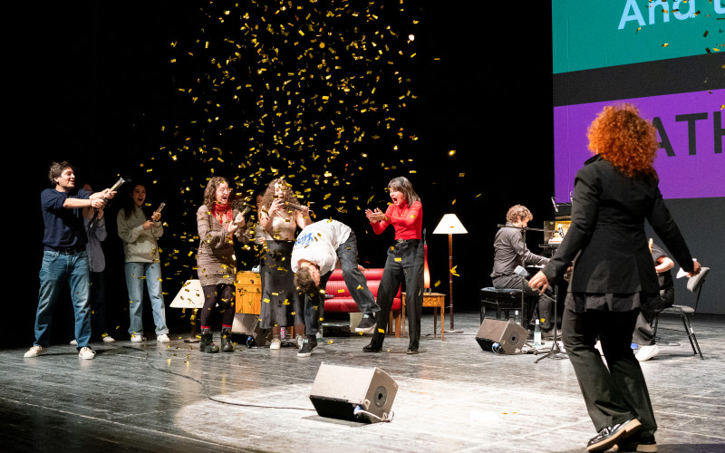 Landesmeister:innenschaft Poetry Slam 2024, Siegerfoto um Nathan der Nice