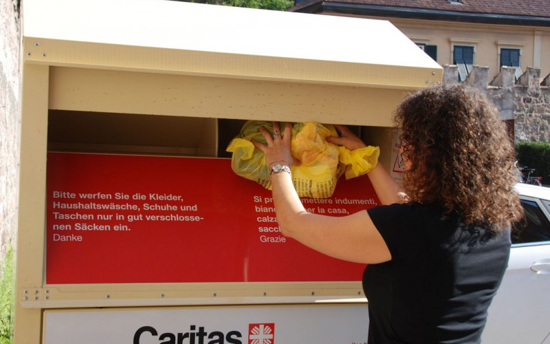 caritas conteiner bidone vestiti usati