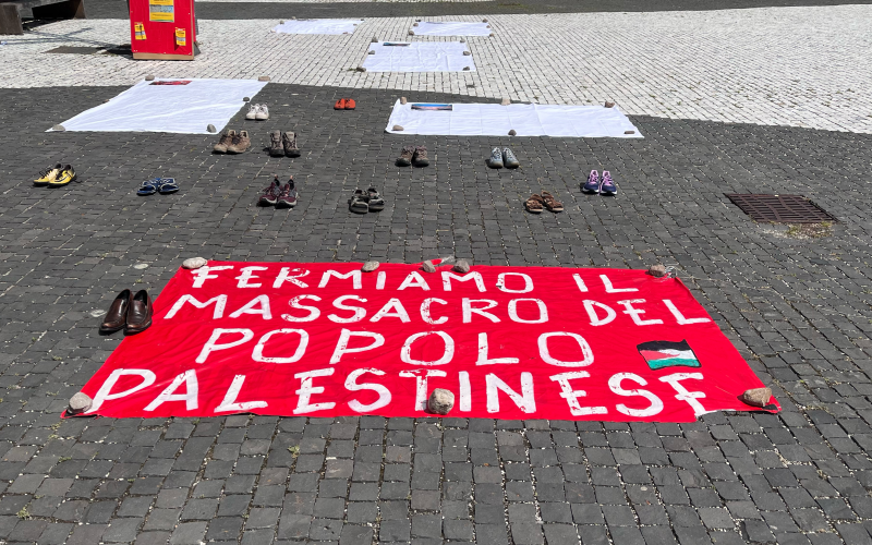 Striscione per Gaza "fermiamo il massacro del popolo palestinese"