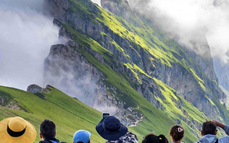 Seceda Menschenmasse  auf Berg 