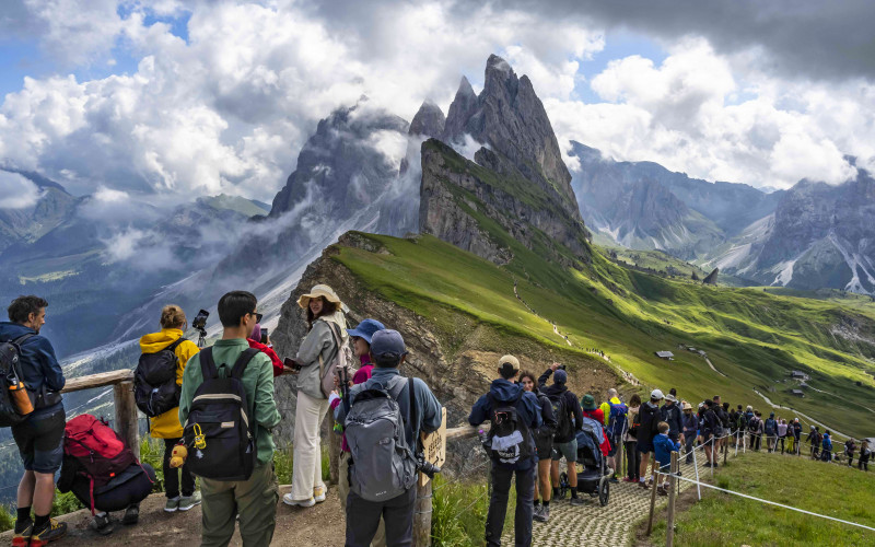 Seceda Menschenmasse  auf Berg 