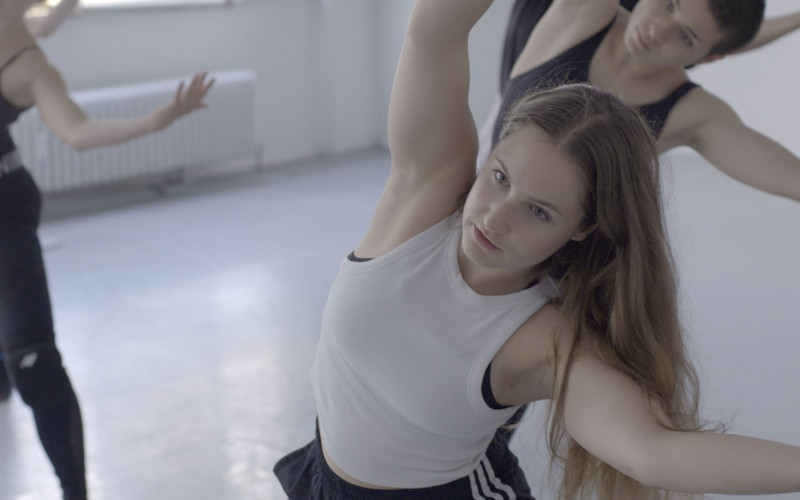 Thea Malfertheiner im Tanzstudio