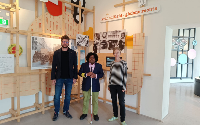 Florian Schwanninger, Arjun Pfaffstaller und Irene Zauner-Leitner in und vor der Ausstellung „Wert des Lebens“ am Lern- und Gedenkort Schloss Hartheim