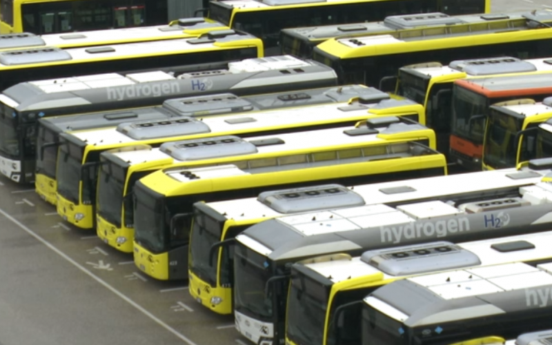 Varie tipologie di bus fra gasolio e idrogeno nel parcheggio del deposito Sasa in via Buozzi a Bolzano.