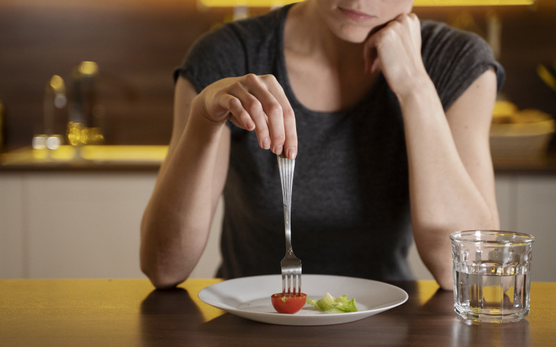 donna-che-cerca-di-mangiare-sano-casa.jpg