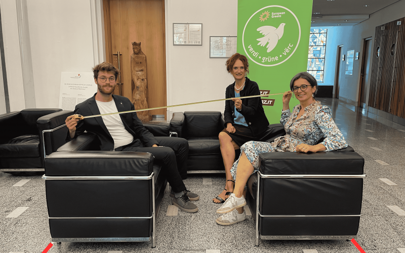 Zeno Oberkofler, Brigitte Foppa und Madeleine Rohrer sitzen in 4,5 Quadratmetern im Landtag
