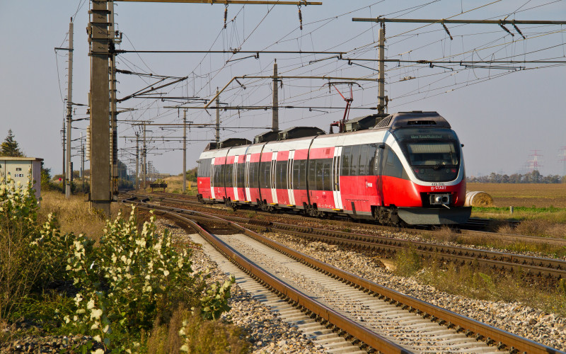 Ein Zug fährt durch eine ländliche Gegend