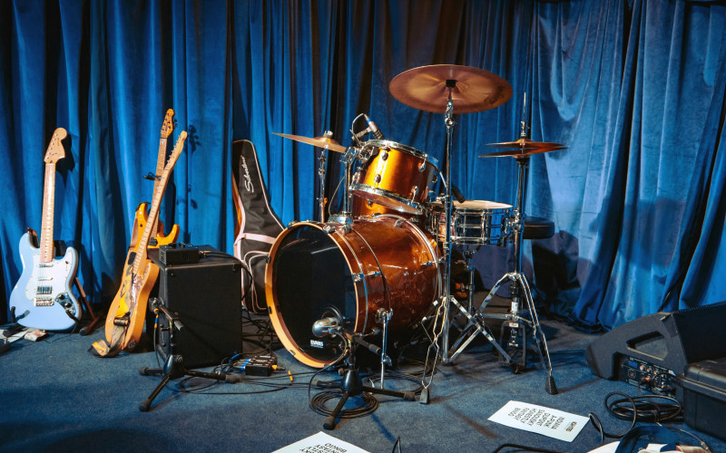 Rockbühne, Gitarre, Schlagzeug